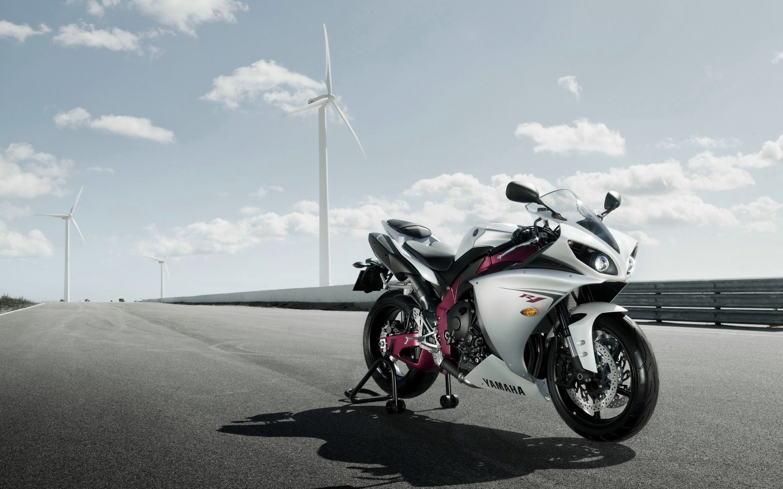 Moto Yamaha R1 bianca, 2560x1600 2K+, Desktop