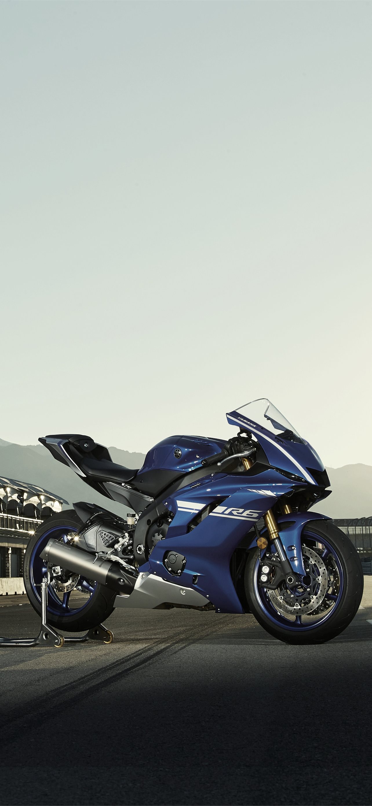Moto Yamaha R6 blu, 1284x2778 Verticale, iPhone Pro Max