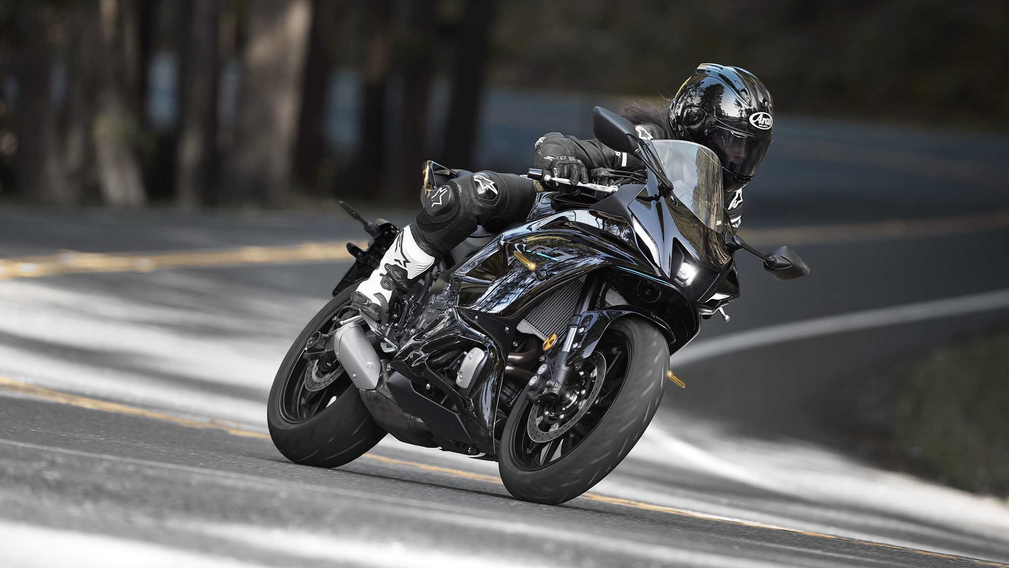Motociclista su moto sportiva nera, 2000x1125 alta risoluzione, Laptop