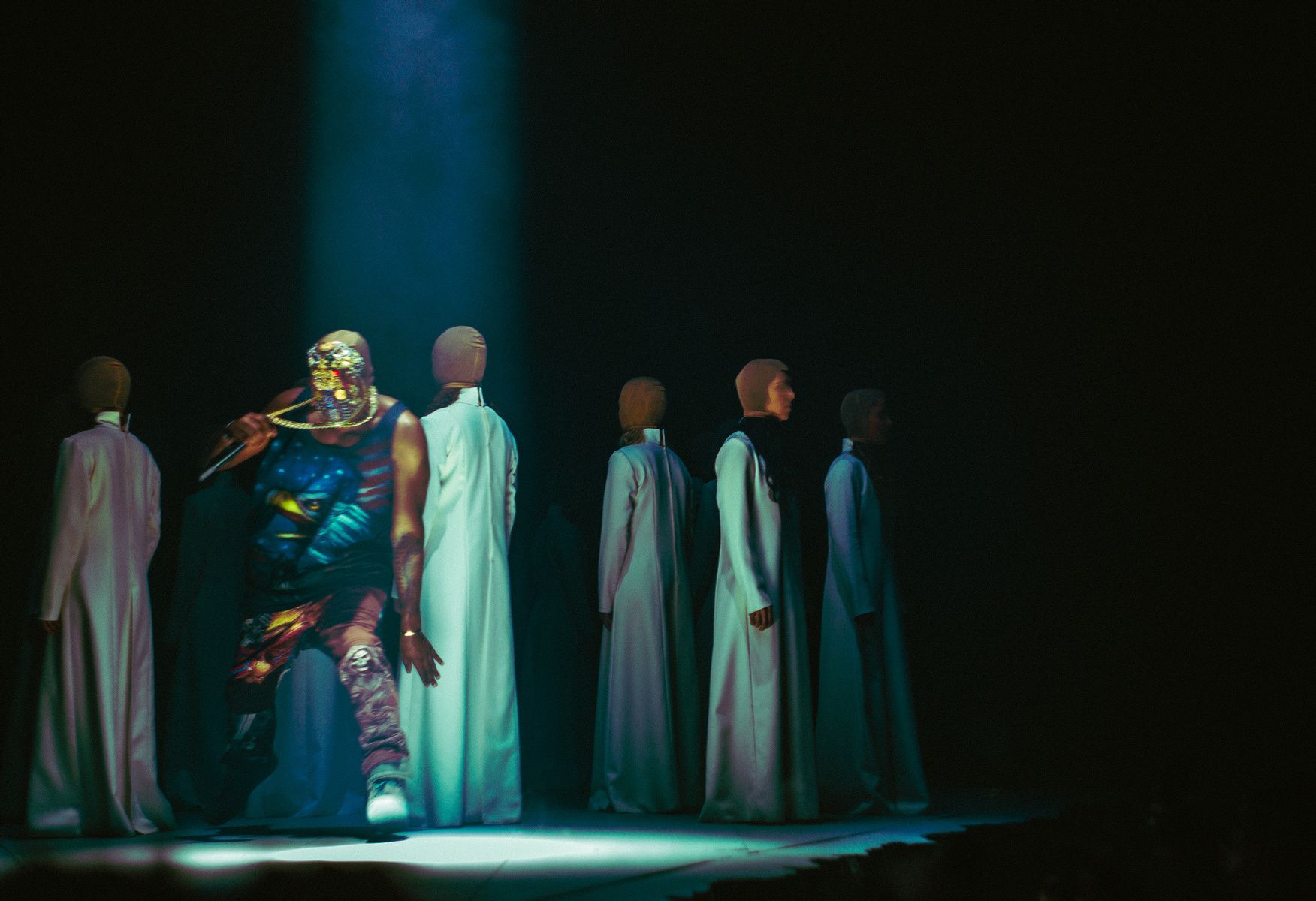 Kanye West Yeezus inginocchiato, 660x1199 Verticale, Android