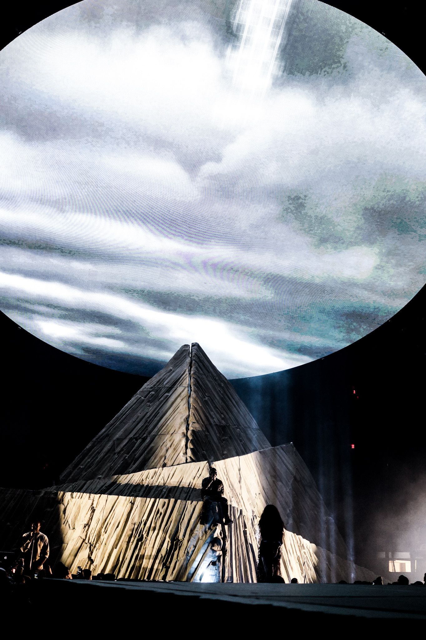 Kanye West tour Yeezus figuranti, 736x1104 Verticale, Mobile