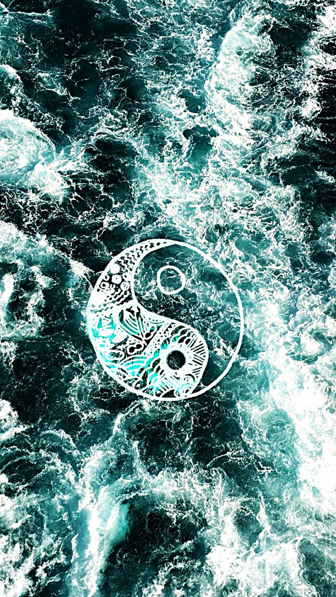 Simbolo Yin Yang su onde mare, 1107x1969 Verticale, Telefono