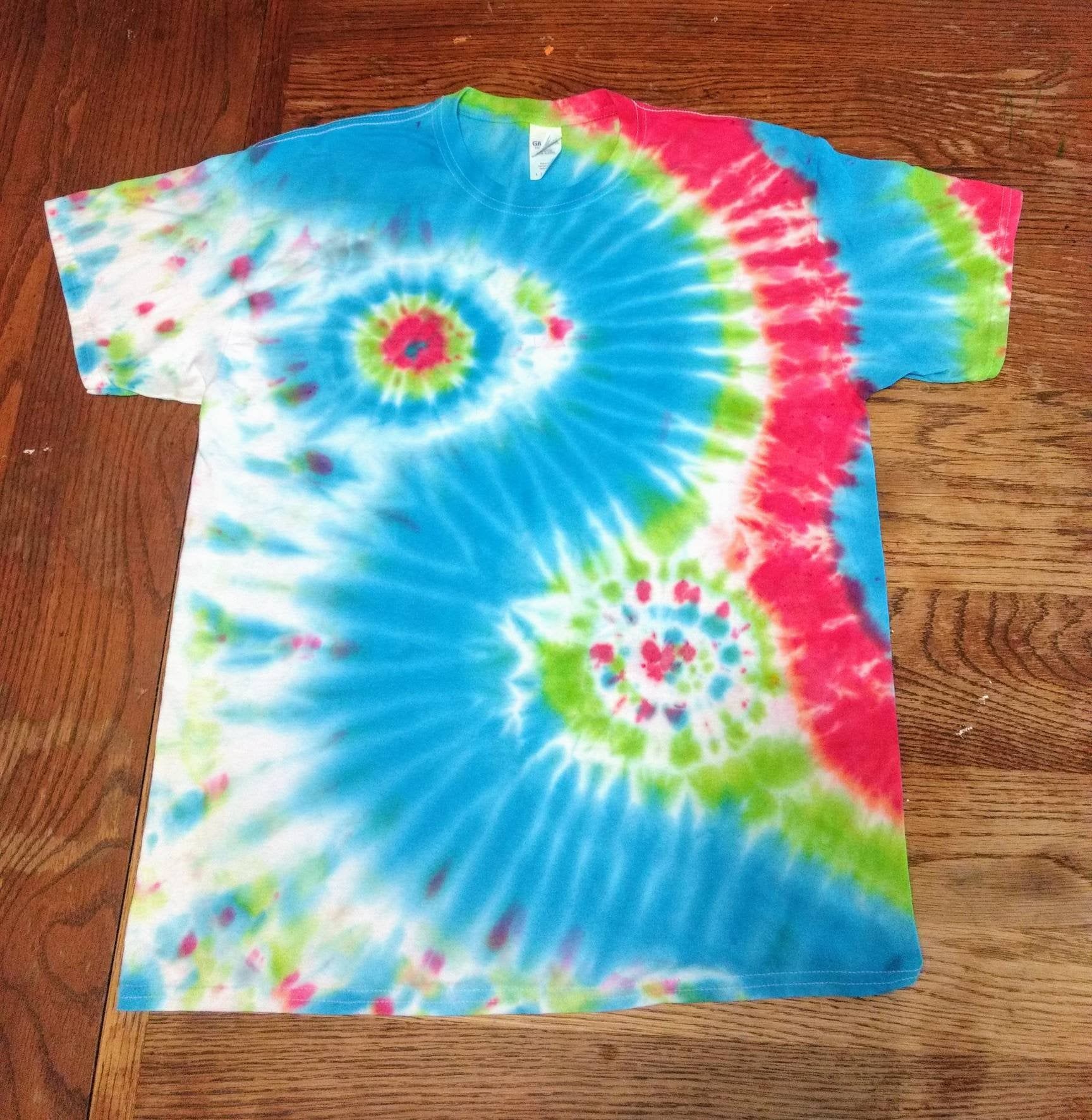 Maglietta tie dye spirali colorate, 1728x1771 Verticale, Telefono