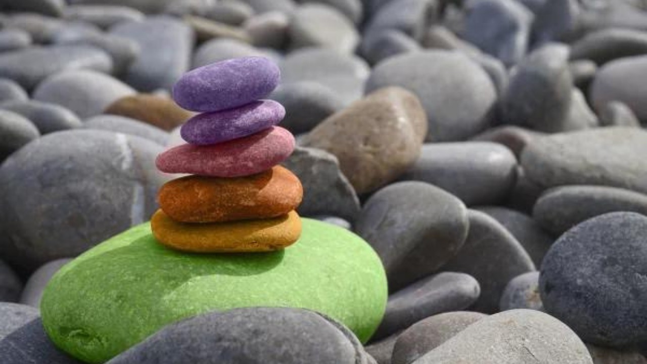 Pietre zen colorate impilate, 1280x720 720p, Laptop