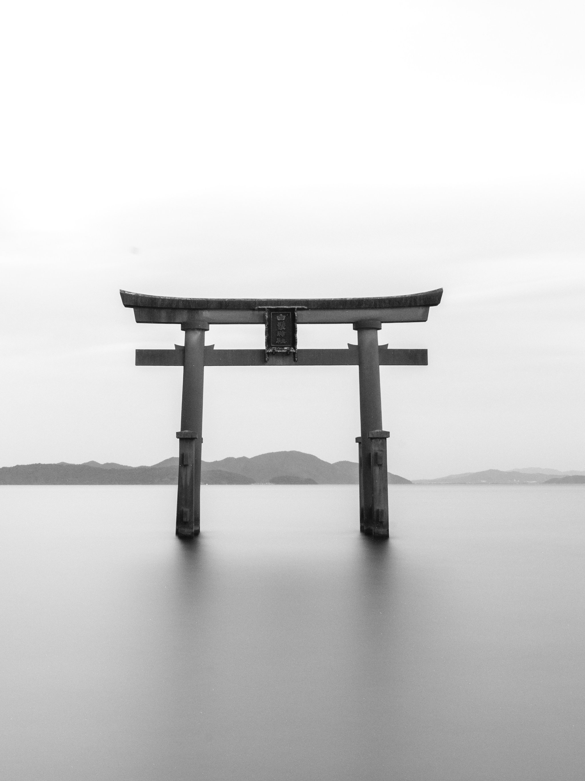 Cancello Torii sull'acqua, 2048x2732 Full HD Verticale, Smartphone