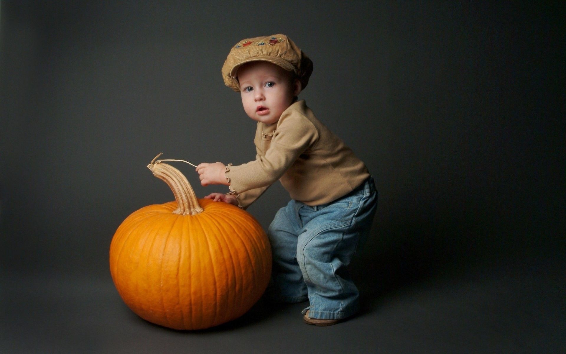 Bambino con zucca arancione, 1920x1200 WUXGA, Laptop
