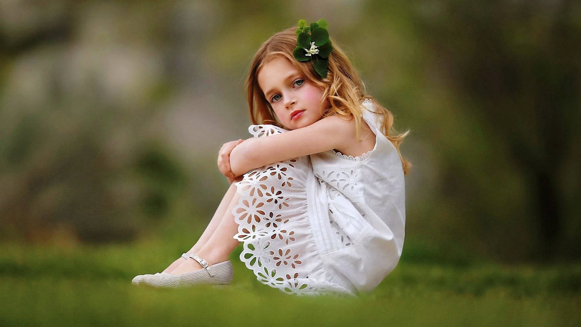Bambina vestito bianco seduta erba, 1920x1080 Full HD 1080p, PC Desktop