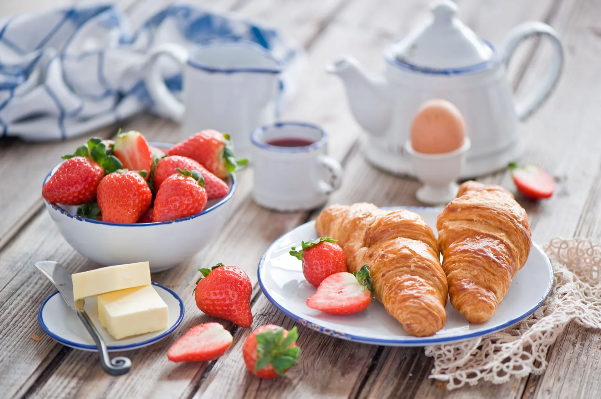 Colazione con croissant e fragole, 2000x1328 Hi-Res, PC
