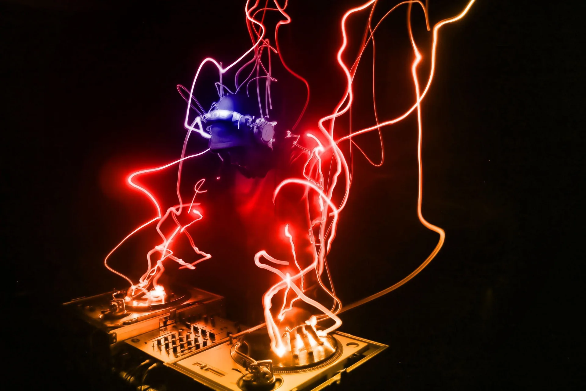 DJ con luci al neon, 3072x2048 2K, Laptop