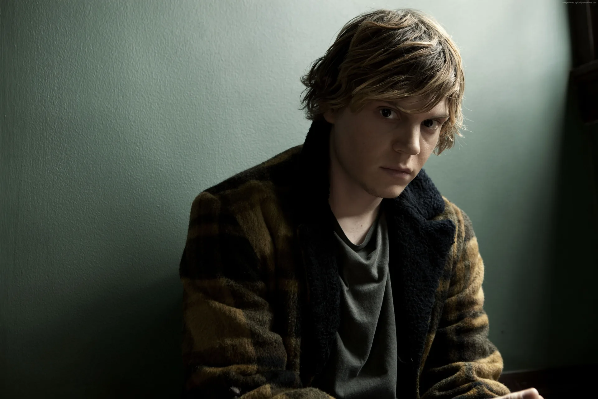 Evan Peters ritratto con cappotto, 4050x2700 4K, Desktop 4K