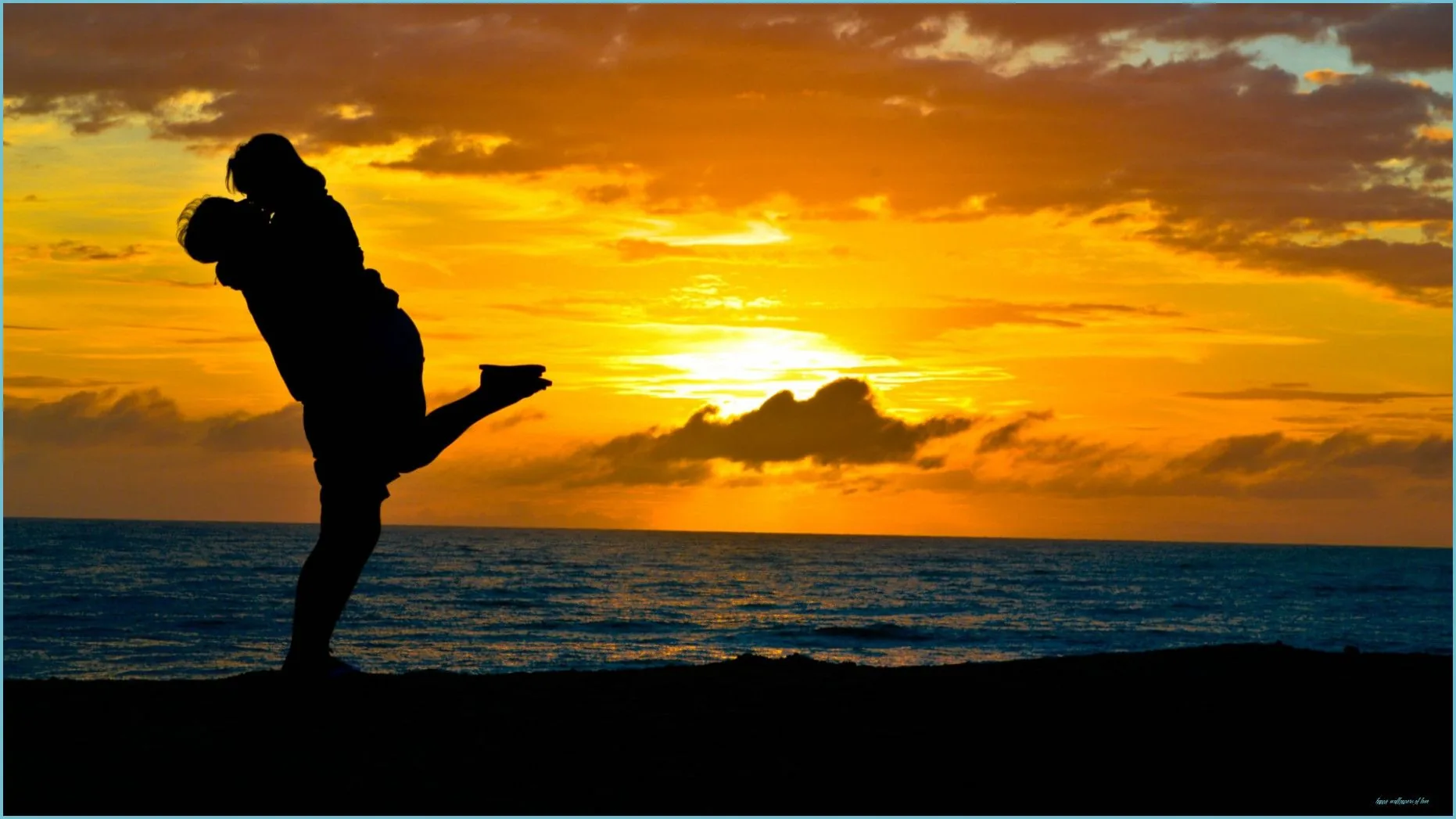 Coppia abbraccio tramonto spiaggia, 1862x1047 HD Ready, PC Desktop