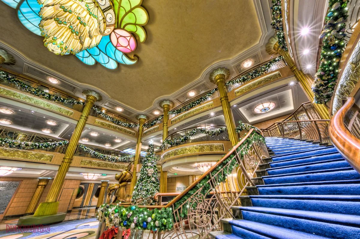 Atrio nave Disney con vetrata, classici d'animazione, 1200x797 HD, Desktop