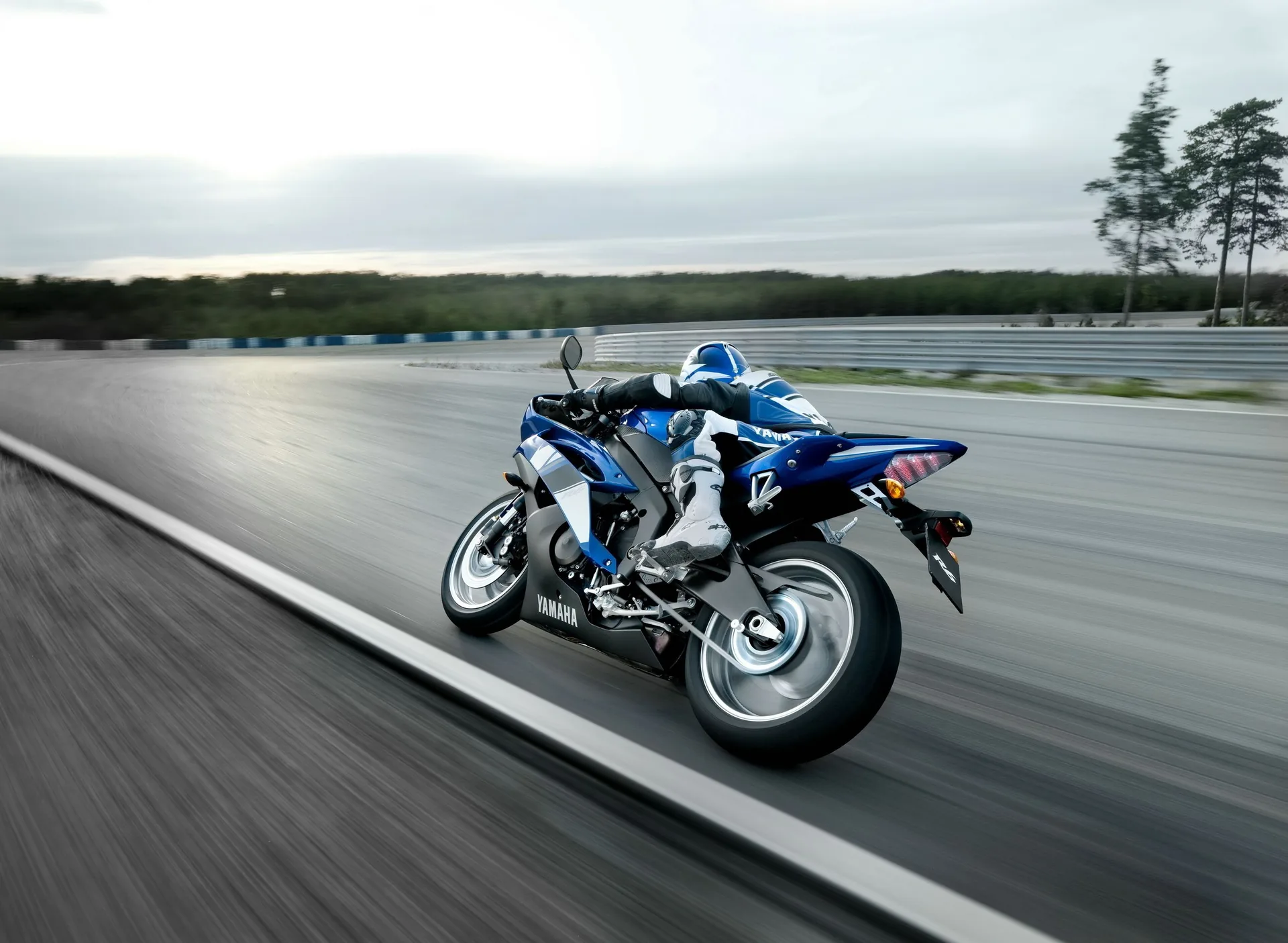 Moto sportiva blu su pista, 2733x2000 2K+, PC
