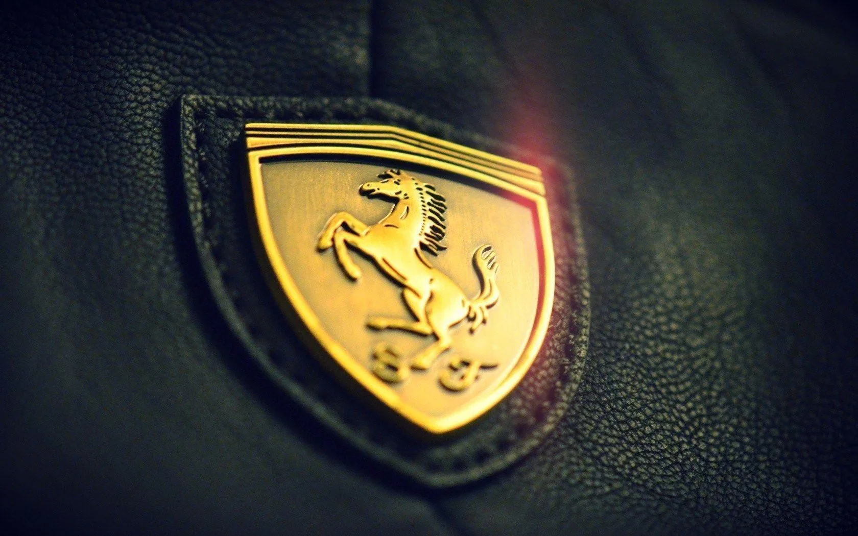 Logo Ferrari su pelle nera, Maranello, 1680x1050 900p, Laptop