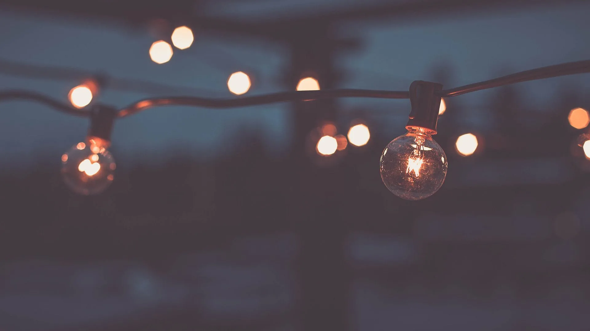Luci a bulbo appese sera, 1920x1080 Full HD, PC Desktop