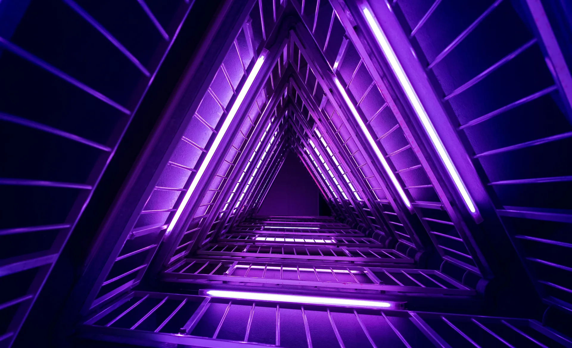 Tunnel triangolare neon viola, 4200x2552 4K Ultra HD, Monitor 4K
