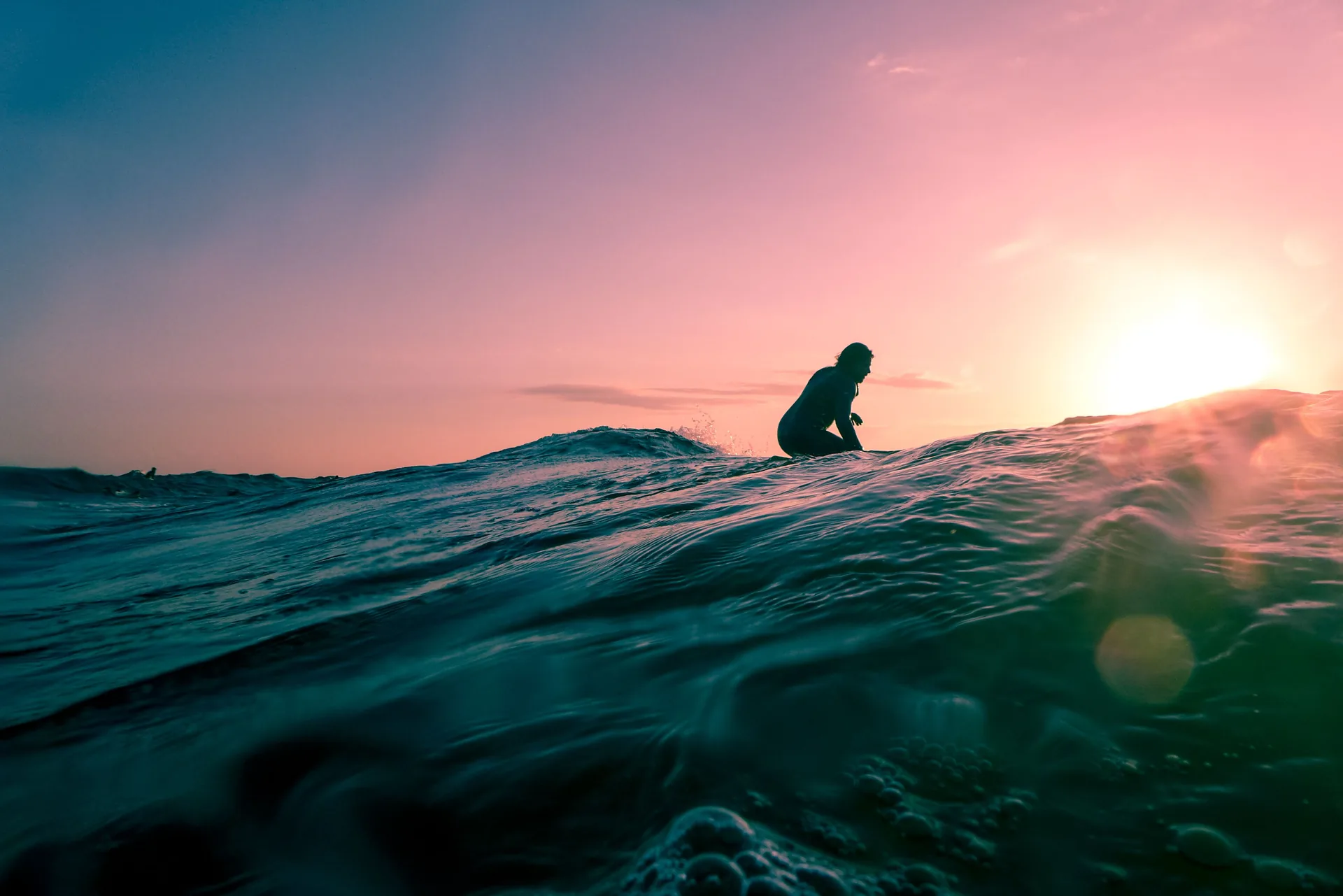 Surfista al tramonto sull'onda, 3776x2520 2K, Laptop