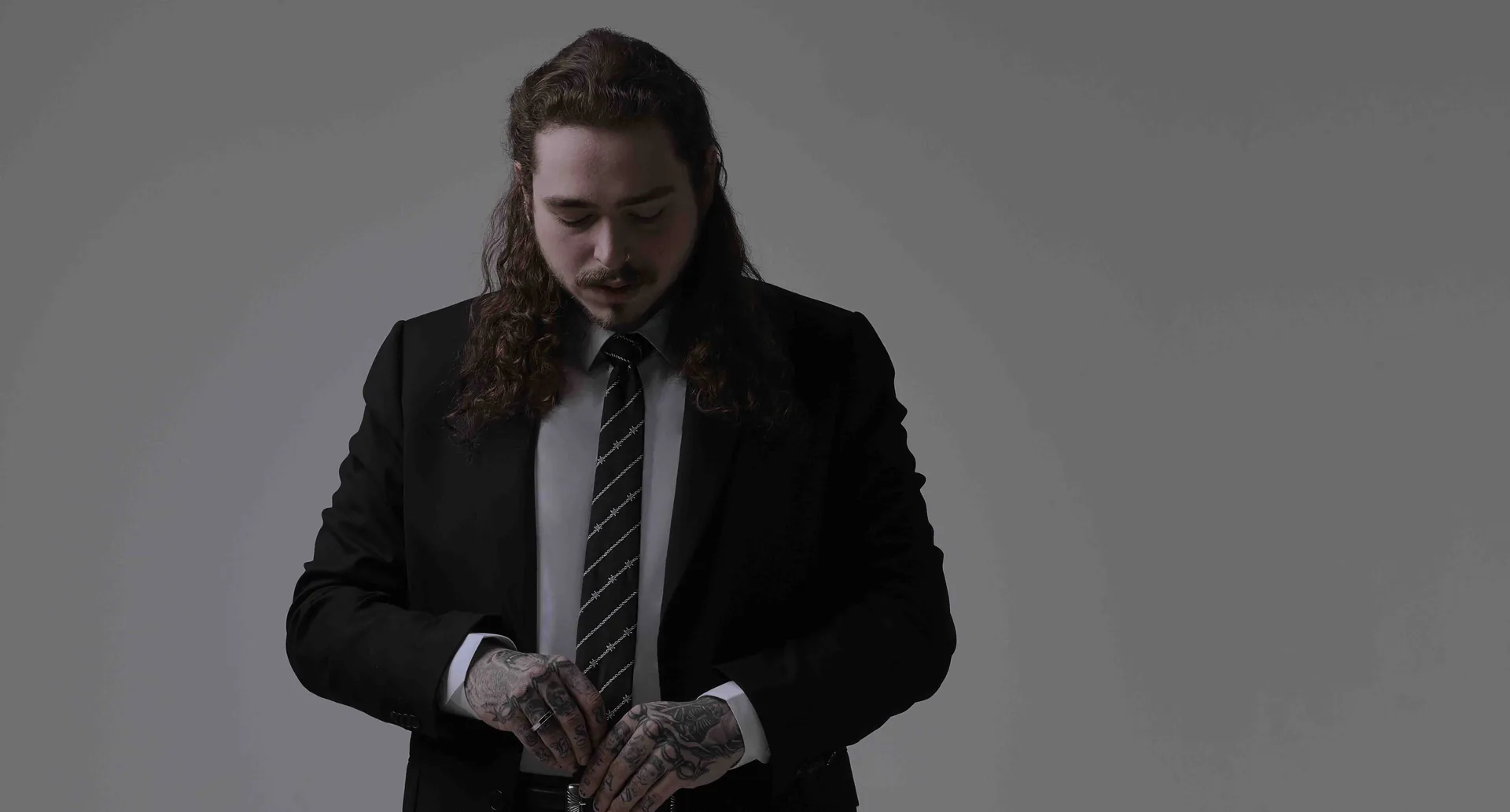 Post Malone abito nero tatuaggi, rapper e cantante, 6208x3340 4K Ultra HD, Desktop