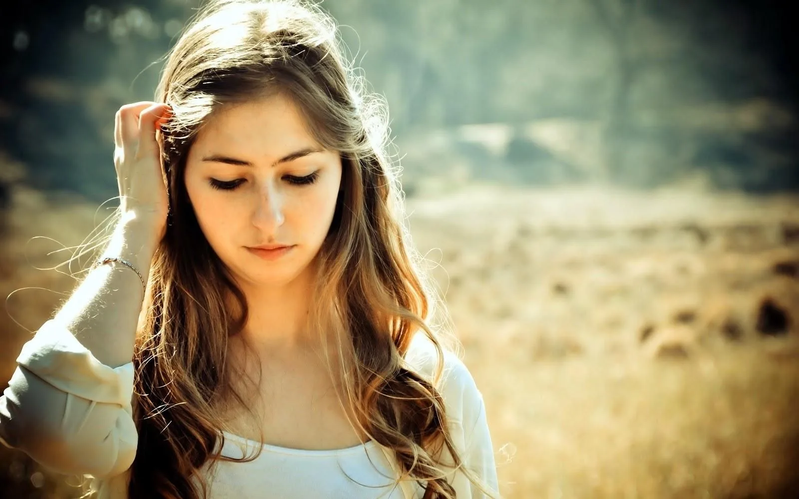 Ragazza capelli lunghi campo, 1600x1000 900p, Desktop
