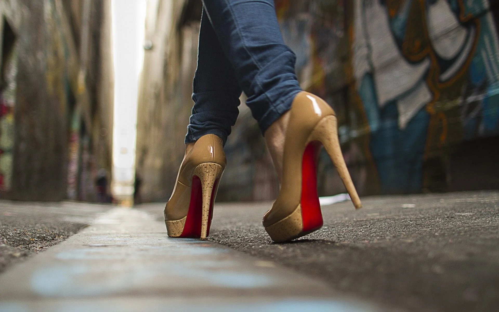Scarpe col tacco beige suola rossa, 1920x1200 Full HD+, PC