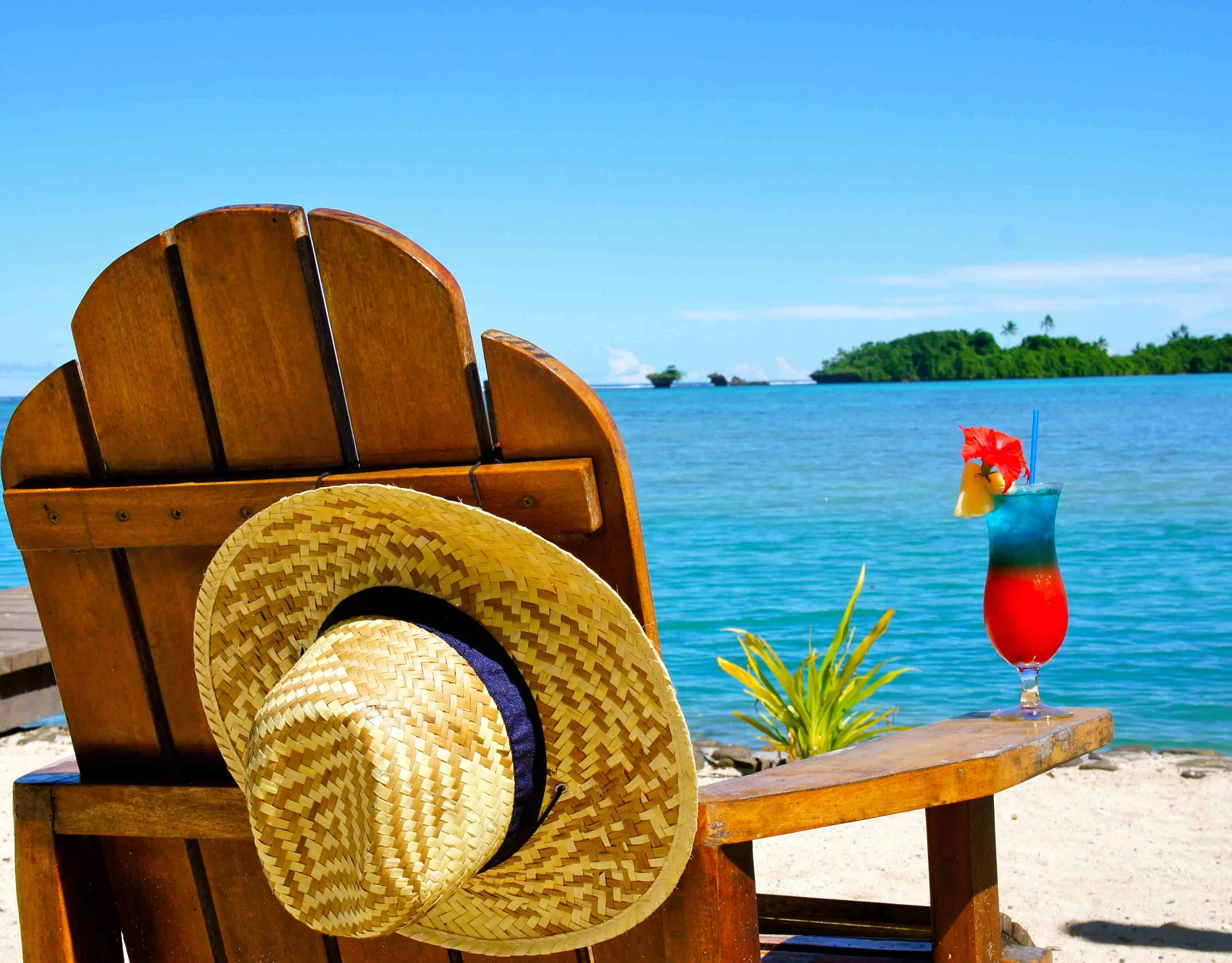 Sedia spiaggia con cappello e cocktail, 3503x2738 2K, Monitor Gaming