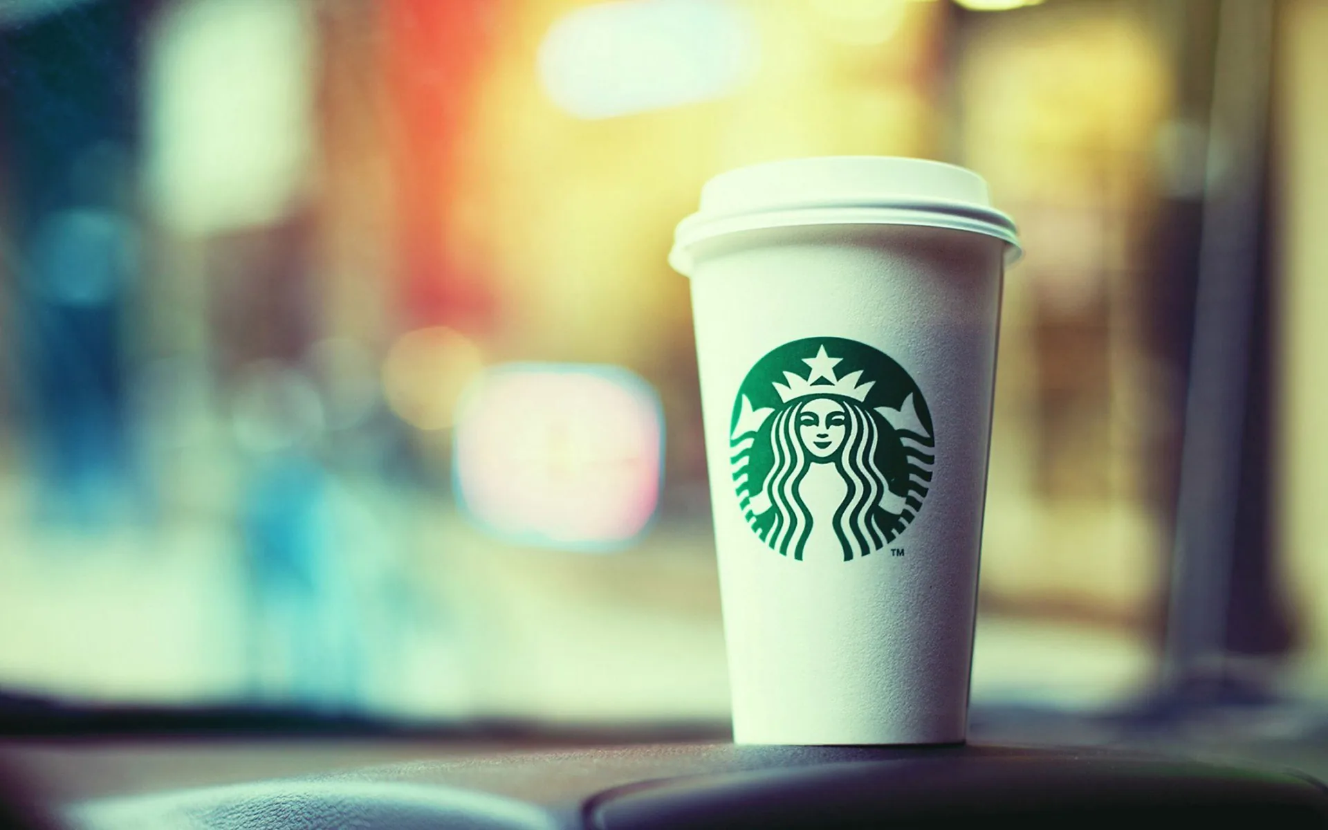 Bicchiere Starbucks su cruscotto, 2560x1600 2K, Desktop