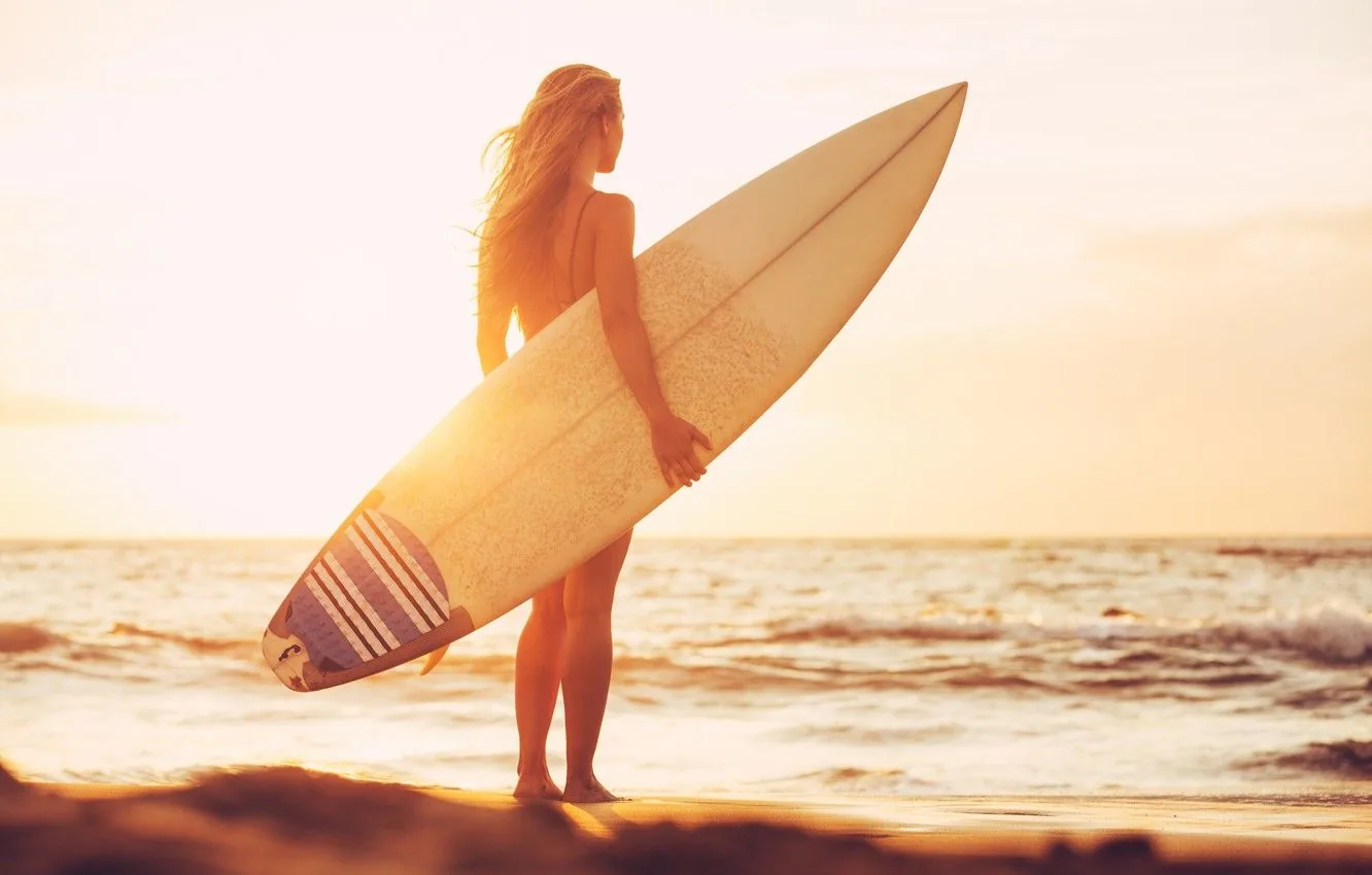 Ragazza con tavola da surf spiaggia, 1332x850 720p, Laptop