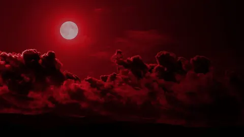 Luna rosso scuro